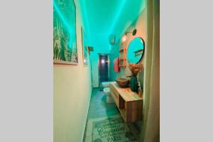 リヴォルノにあるFashion House in Livorno centroのトイレ、洗面台、鏡のあるバスルーム