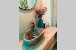 リヴォルノにあるFashion House in Livorno centroのバスルーム(石の洗面台、花瓶付)