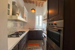 リヴォルノにあるFashion House in Livorno centroのキッチン(コンロ、コンロ付) トップオーブン