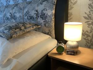 Posteľ alebo postele v izbe v ubytovaní Oleander Apartman