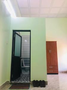 espejo en una habitación con baño con aseo en Vy Ly Motel, en Phú Quí (2)