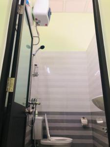 Kylpyhuone majoituspaikassa Vy Ly Motel