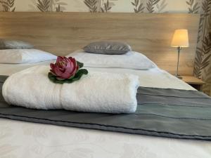 Posteľ alebo postele v izbe v ubytovaní Oleander Apartman