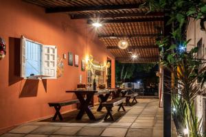 un restaurante con mesa y bancos en una habitación en Serrambi Praia Suites, en Porto de Galinhas