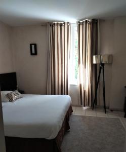 Postel nebo postele na pokoji v ubytování hôtel Le Synaya