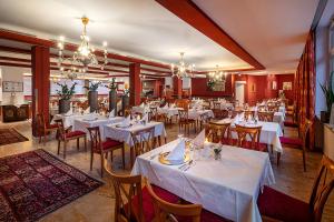 Reštaurácia alebo iné gastronomické zariadenie v ubytovaní Hotel Latini