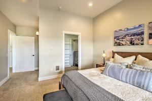 een slaapkamer met een groot bed in een kamer bij Lovely Canyon View Apartment with Patio and Yard in Silverton