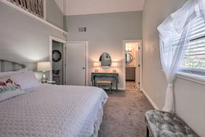En eller flere senge i et værelse på Cape Canaveral Escape with Grill Walk to Beach!