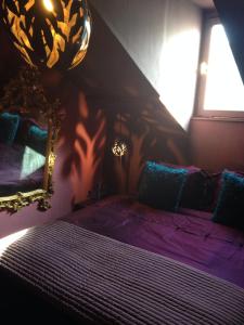 En eller flere senge i et værelse på Des goûts et des couleurs