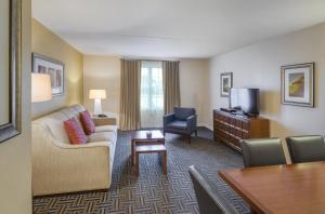 um quarto de hotel com um sofá e uma televisão em Club Wyndham Long Wharf em Newport