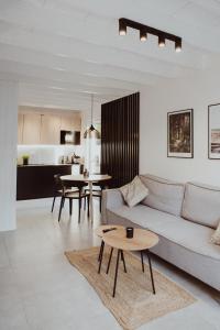 salon z kanapą i stołem w obiekcie Forest House Pobierowo w Pobierowie