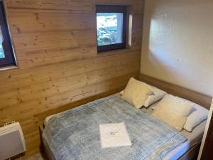 オトリュスにあるGrand appartement aux SAISIESの小さなベッドルーム1室(窓2つ付)