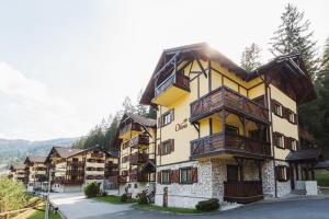 ein großes Gebäude mit Balkon auf der Seite in der Unterkunft Vila Olívia - Apartmán Olívia 1 in Ružomberok