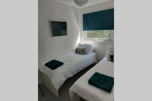 Postel nebo postele na pokoji v ubytování Sea Holly Freshwater East Beach