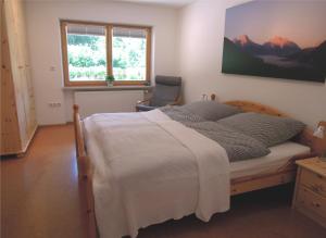 A bed or beds in a room at Ferienwohnung Metzenleitner