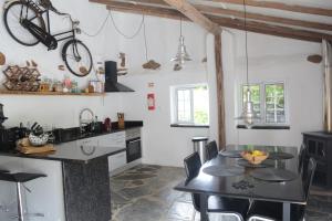 Virtuvė arba virtuvėlė apgyvendinimo įstaigoje Quinta da Granja Gardener's cottage