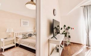 Postel nebo postele na pokoji v ubytování Monarchia Cottage Apartman + 28 fotografií
