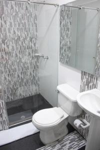 W łazience znajduje się prysznic, toaleta i umywalka. w obiekcie Hotel Fenix w mieście Cúcuta
