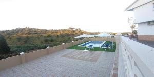 balkon domu z basenem w obiekcie Villa del Carmen w mieście Almayate Alto
