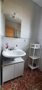 łazienka z umywalką i lustrem w obiekcie Villa del Carmen w mieście Almayate Alto