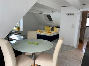 ヴァーレンにあるホテル アム ミュリッツハーフェン ガルニのテーブル、椅子、ソファが備わる客室です。
