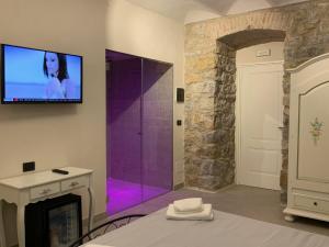 TV a/nebo společenská místnost v ubytování Spa & Wellness by Des Anglais " Accesso SPA compreso"