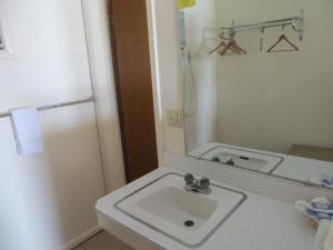 uma casa de banho com um lavatório e um espelho em Traveler's Lodge em Salina