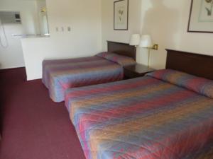 Traveler's Lodge في سالينا: غرفه فندقيه سريرين في غرفه