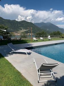 uma piscina com duas cadeiras e uma mesa em Villa Barbara em Salò
