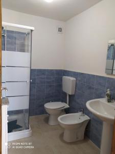 a bathroom with a toilet and a sink at Casa con piscina 2 Camere da letto Profumo Sea & Sun 2A in Triscina