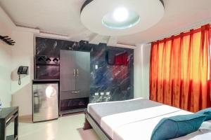 a bedroom with a bed and a large window at Ayenda Castillo Real 1521 in Bucaramanga