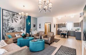 莫雄馬扎爾古堡的住宿－Monarchia Apartman Grand，客厅配有沙发和桌子
