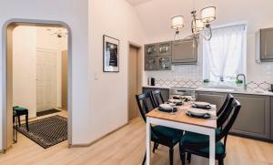 Kuchyňa alebo kuchynka v ubytovaní Monarchia Apartman Grand
