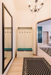 Posteľ alebo postele v izbe v ubytovaní Monarchia Apartman Grand