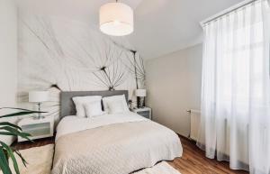 Posteľ alebo postele v izbe v ubytovaní Monarchia Apartman Grand