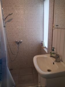 Koupelna v ubytování Privatus namelis Jūros g. 61