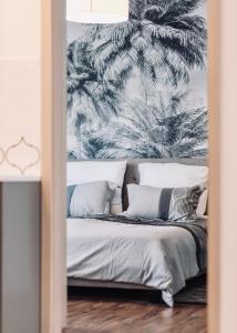 Posteľ alebo postele v izbe v ubytovaní Monarchia Apartman Grand