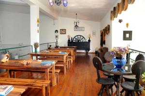 Un comedor con mesas y sillas de madera. en Quinta Das Escomoeiras, en Celorico de Basto