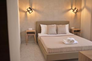 A bed or beds in a room at Studios Periklis
