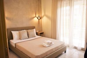 A bed or beds in a room at Studios Periklis
