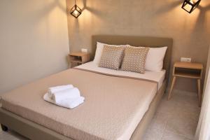 A bed or beds in a room at Studios Periklis