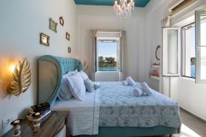 Postel nebo postele na pokoji v ubytování Sea Front Suite "SEA TALES"