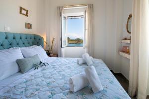 Postel nebo postele na pokoji v ubytování Sea Front Suite "SEA TALES"