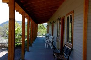 - une terrasse couverte avec des chaises dans l'établissement The Inn of Escalante, à Escalante