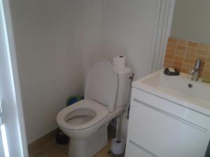 Et badeværelse på Appartement Rue Georges V - Port de la Houle + 19 billeder