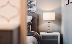 Posteľ alebo postele v izbe v ubytovaní Monarchia Apartman Grand