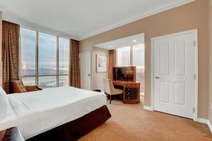 Un pat sau paturi într-o cameră la Signature MGM 1 Bedroom Penthouse Suite