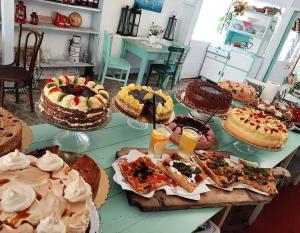 a table with many different cakes and pies at Piac Vendégház in Káptalantóti