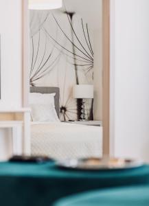Posteľ alebo postele v izbe v ubytovaní Monarchia Apartman Grand