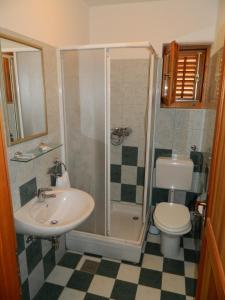 チャプリナにあるMotel Jelčićのバスルーム(シャワー、洗面台、トイレ付)